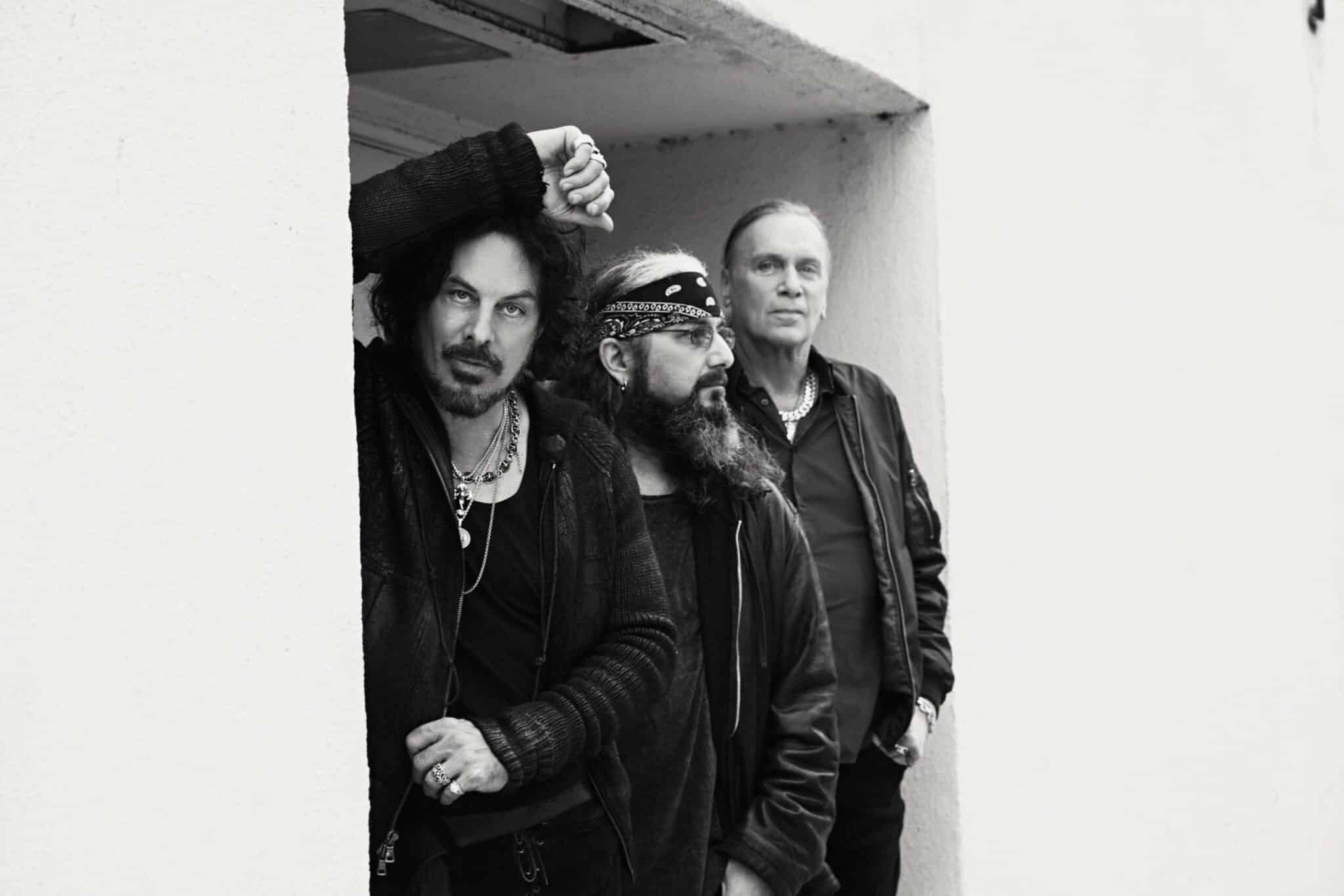 The-Winery-Dogs-Band-IV