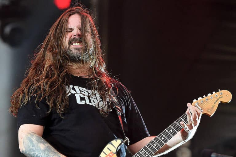 andreas kisser playing guitar
