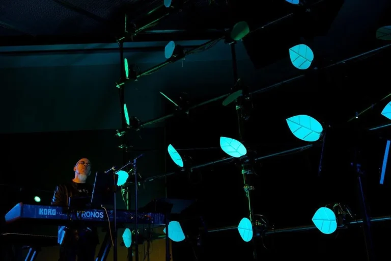 Jordan Rudess performs with jam_bot